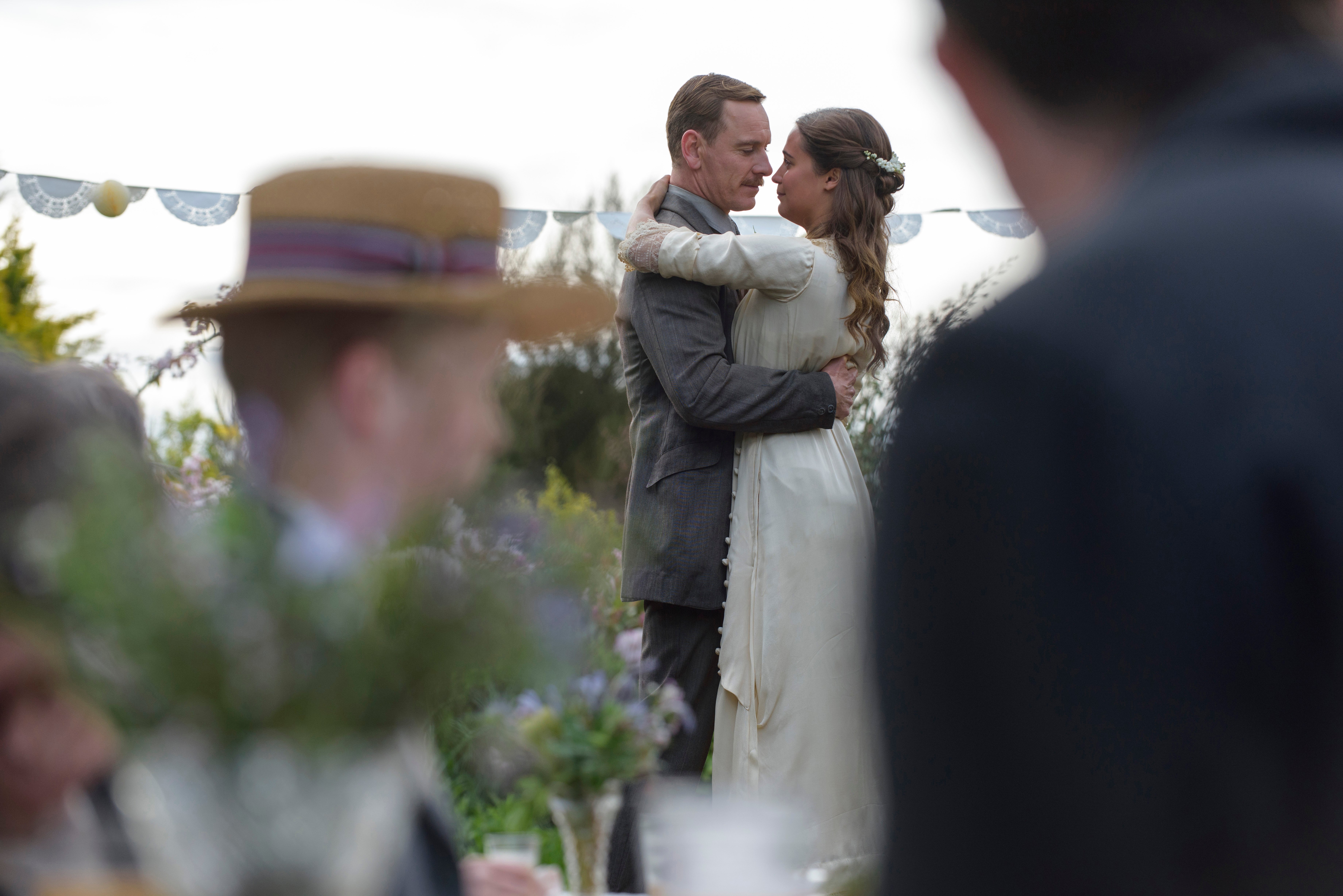 TheLightBetweenOceans_MichaelFassbender_AliciaVikander_1.jpg