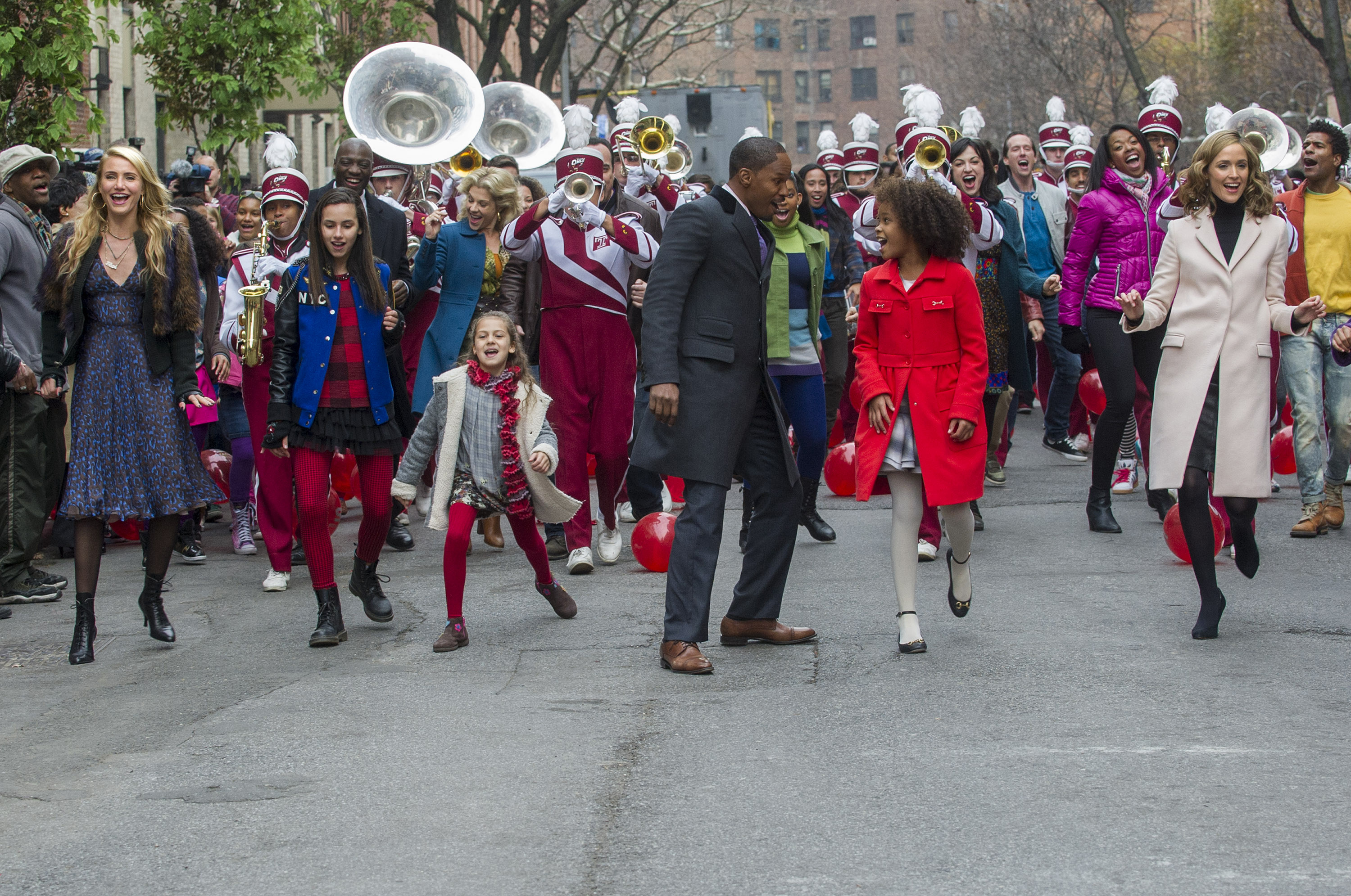 Annie_CameronDiaz_JamieFoxx_RoseByrne_StephanieKurtzuba_NicolettePierini_AmandaTroya_QuvenzhaneWallis_2.jpg