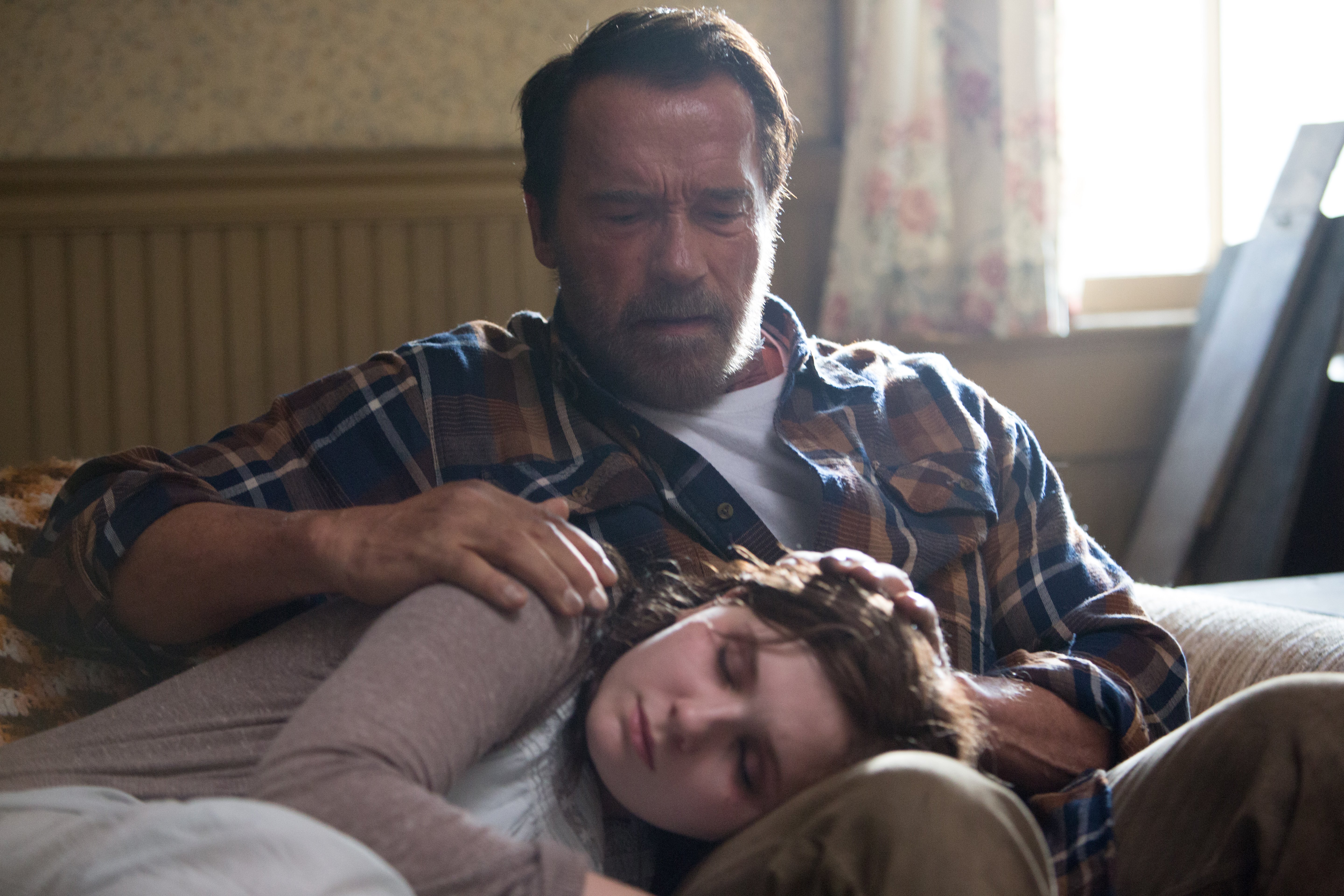 Maggie_ArnoldSchwarzenegger_AbigailBreslin_1.jpg