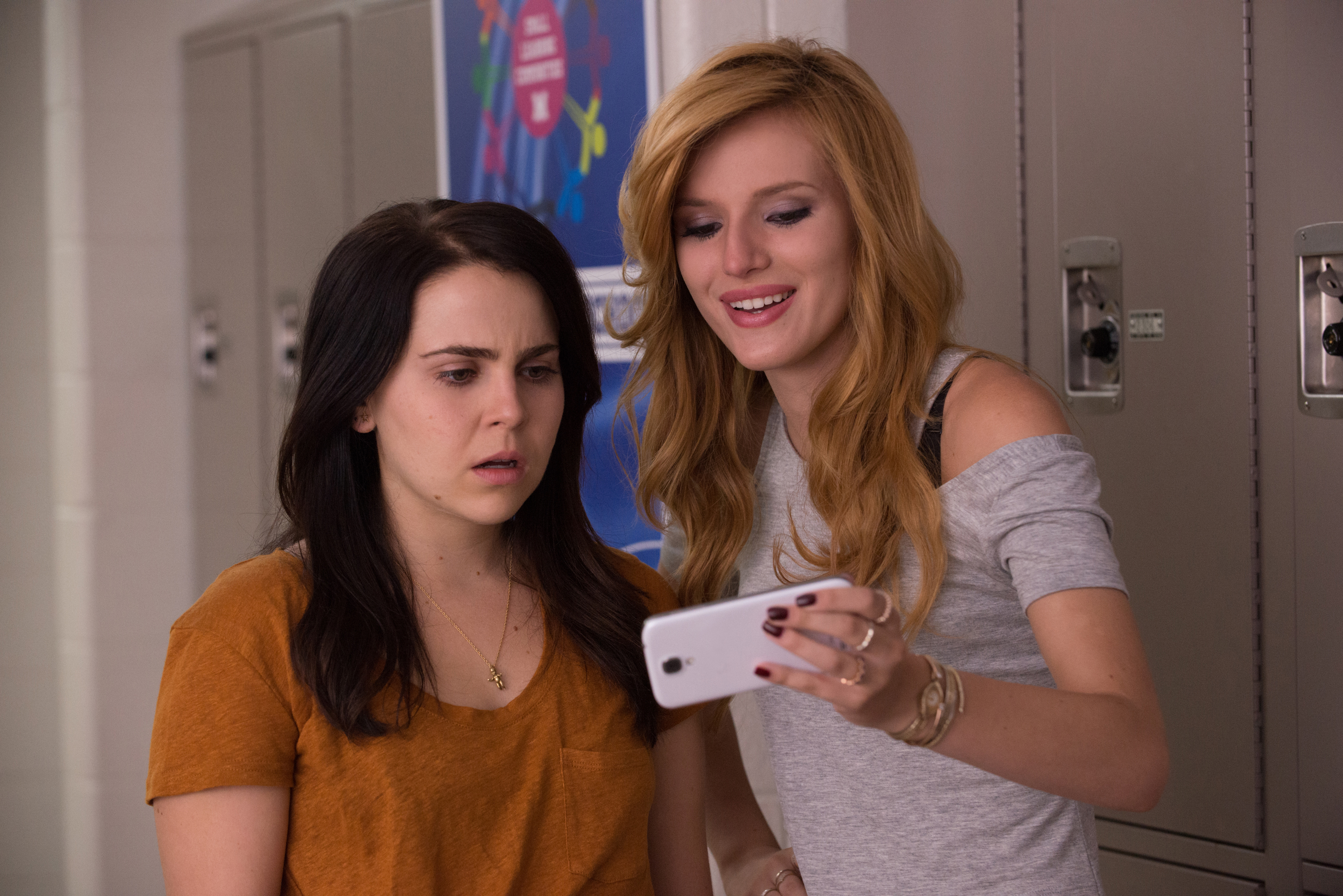 Duff_MaeWhitman_BellaThorne_4.jpg