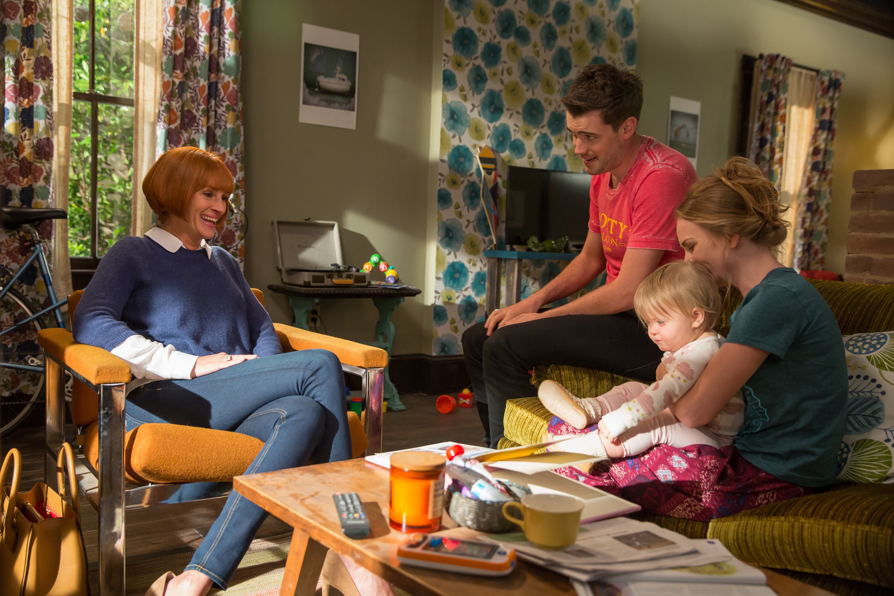 MothersDay_JuliaRoberts_JackWhitehall_BrittRobertson_1.jpg