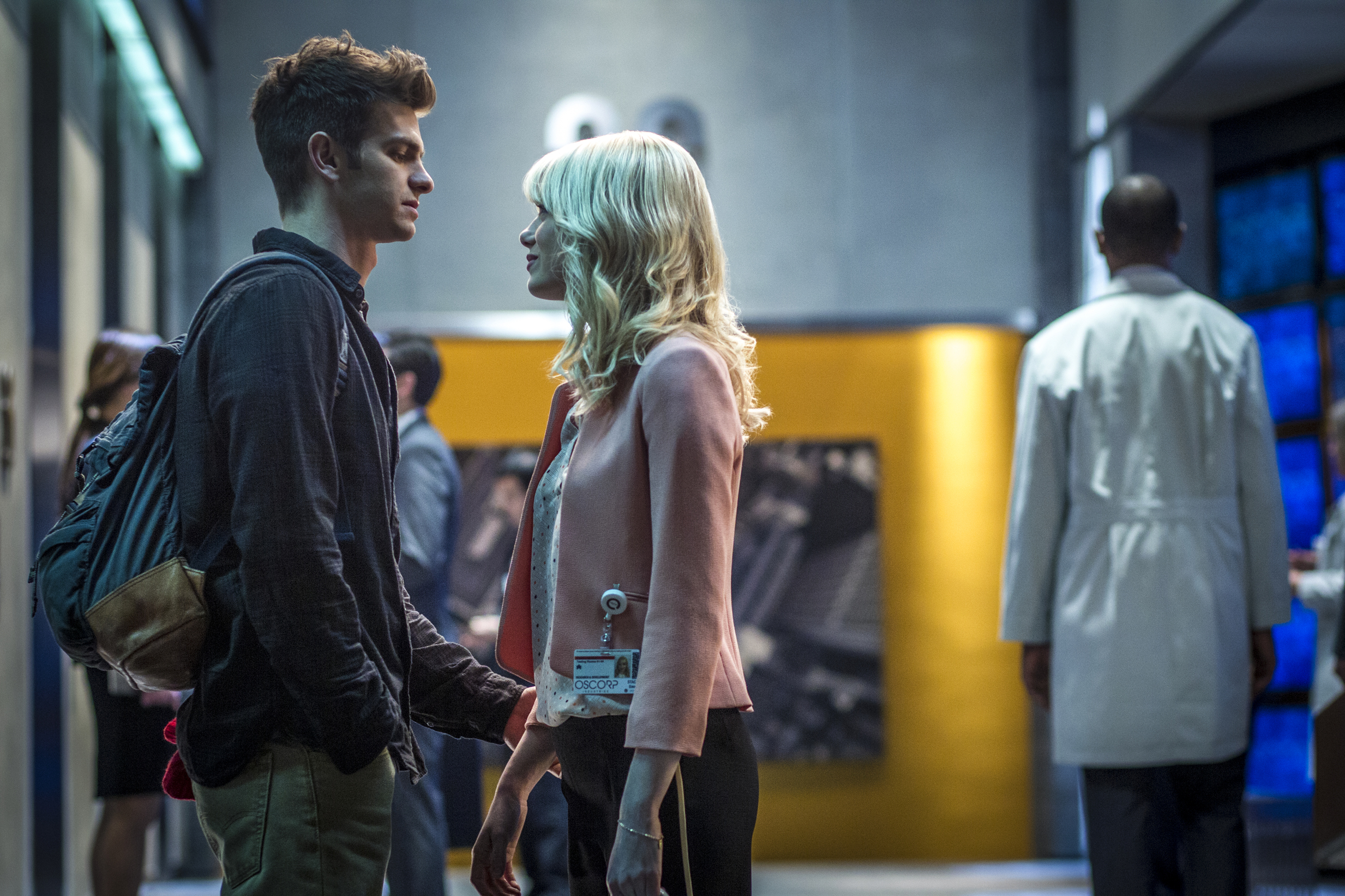 AmazingSpiderMan2_Andrew_Garfield_Emma_Stone_2_300.jpg