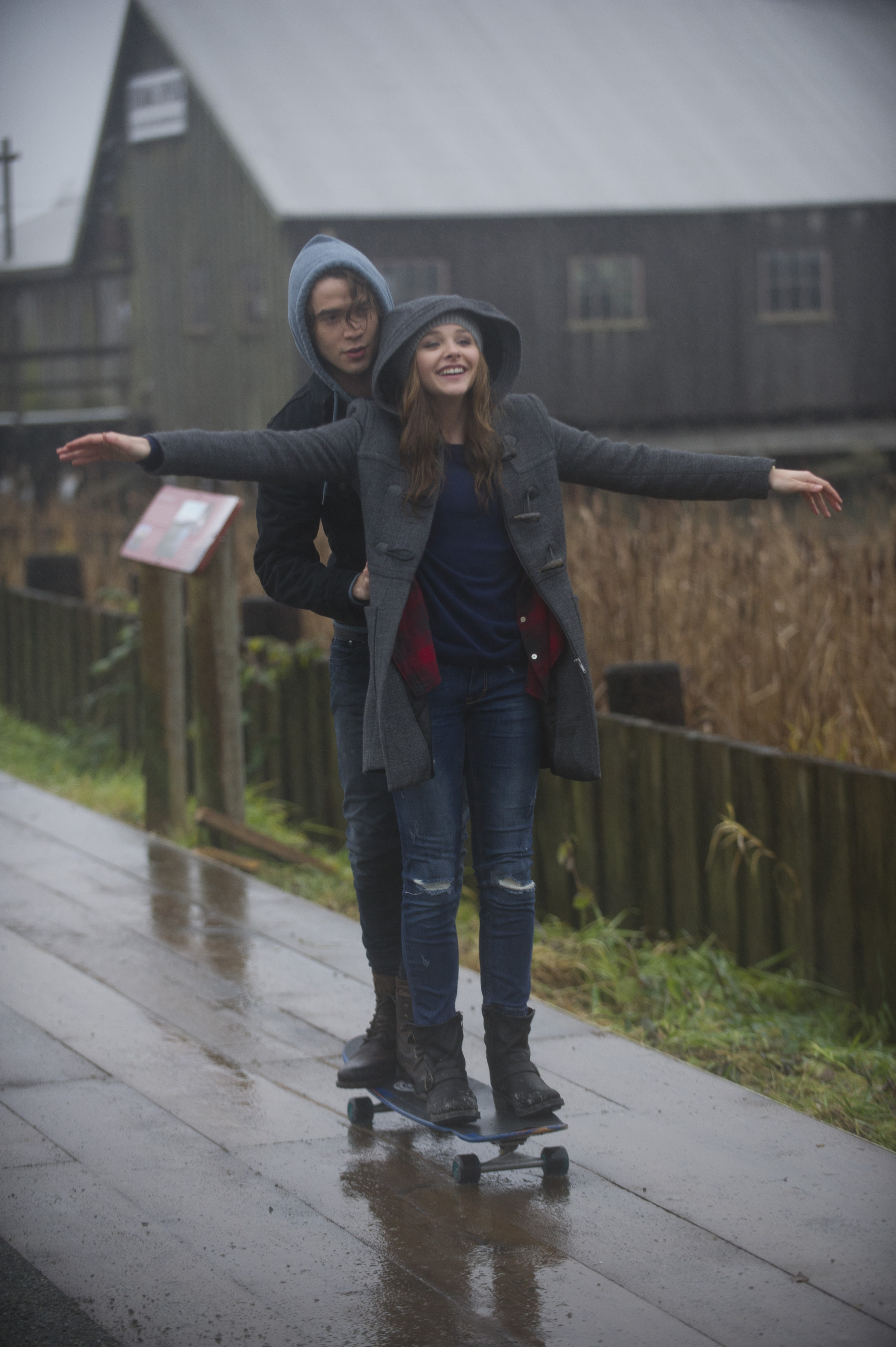 IfIStay_JamieBlackley_ChloeGraceMoretz_1.jpg