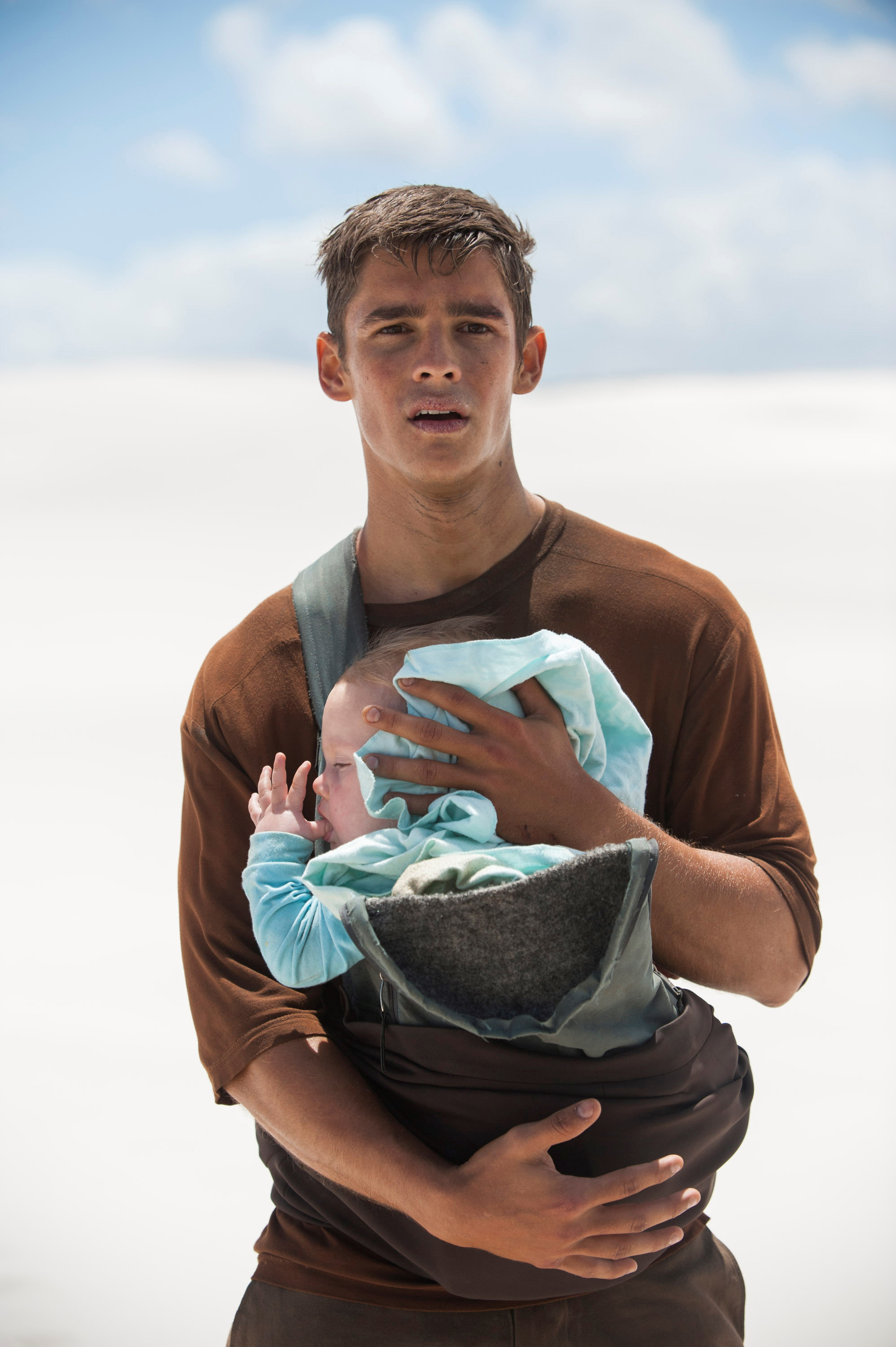 TheGiver_BrentonThwaites_1.jpg