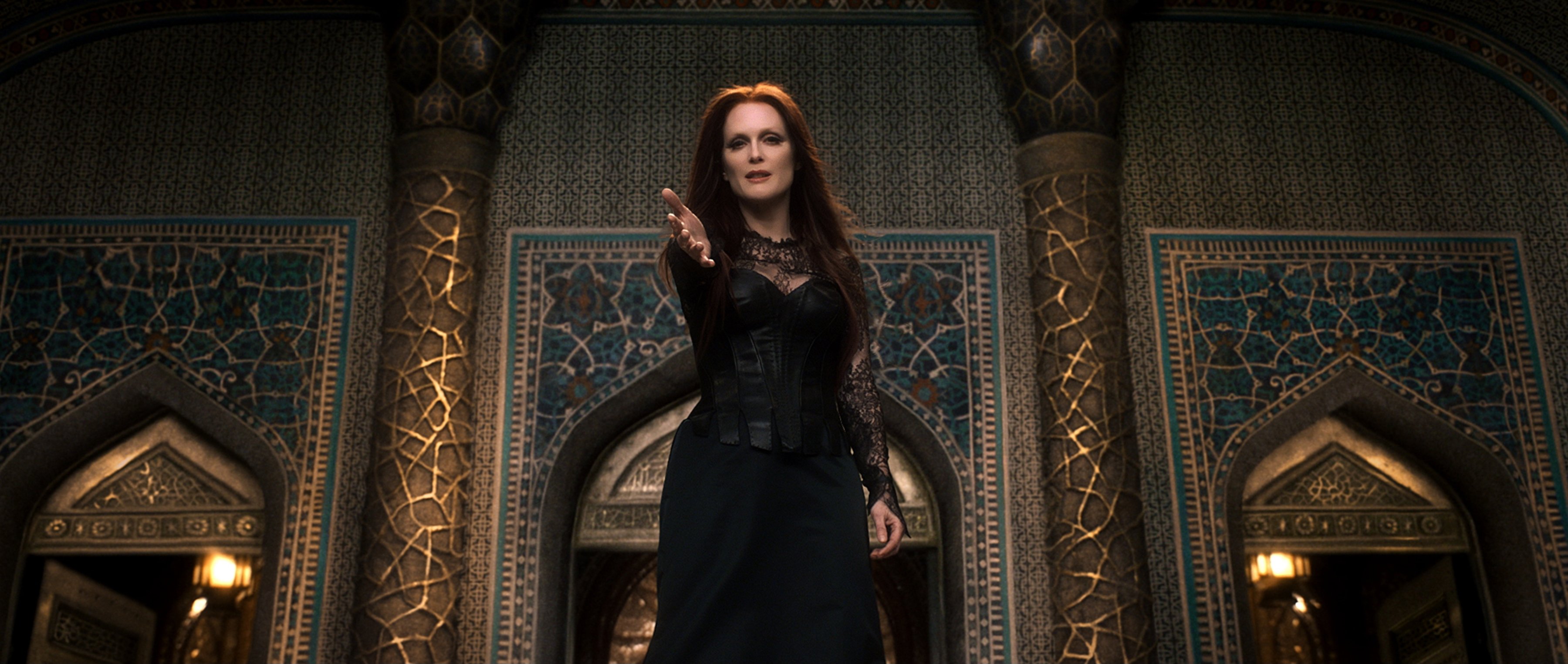 SeventhSon_JulianneMoore_2.jpg