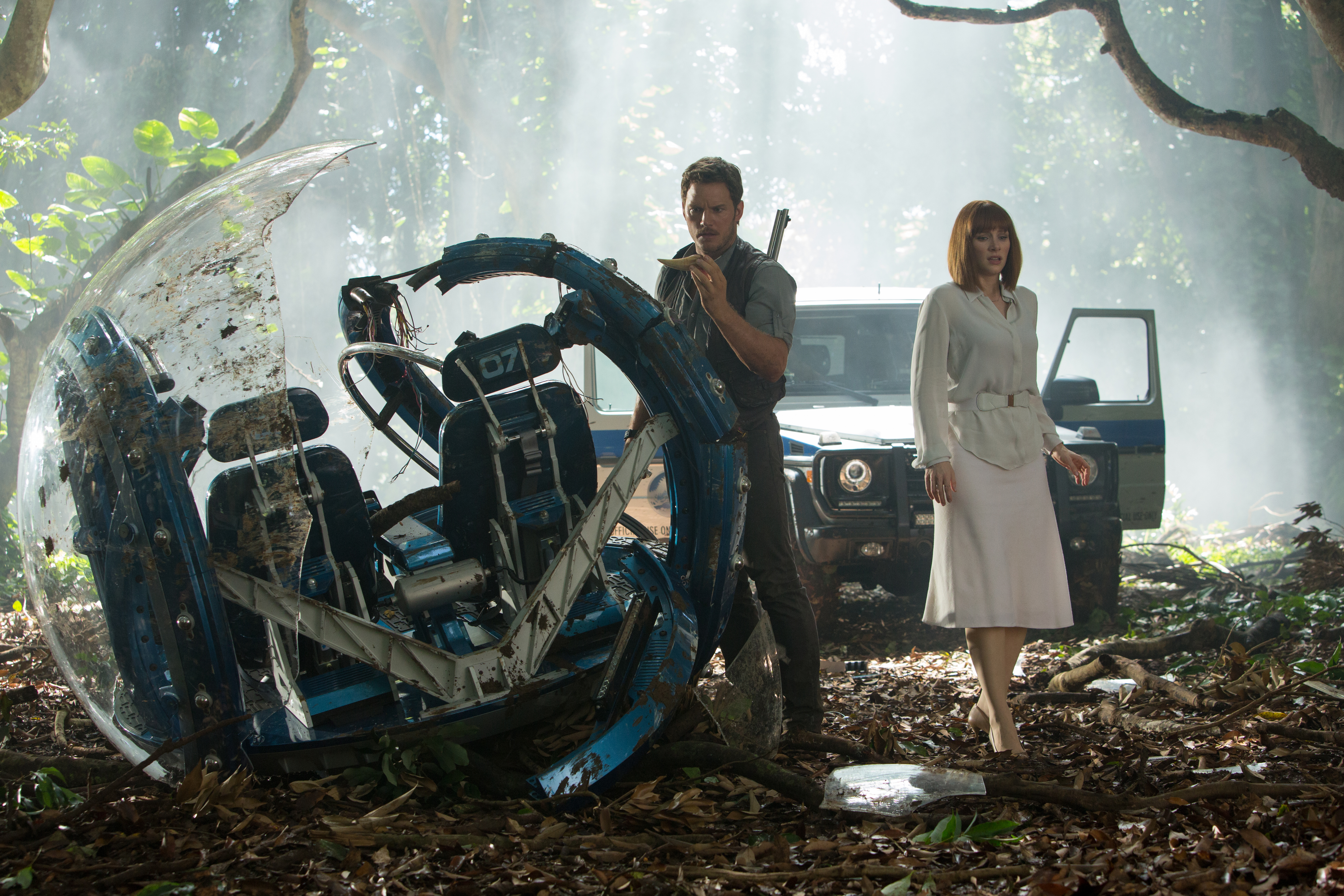 JurassicWorld_BryceDallasHoward_ChrisPratt_3.jpg