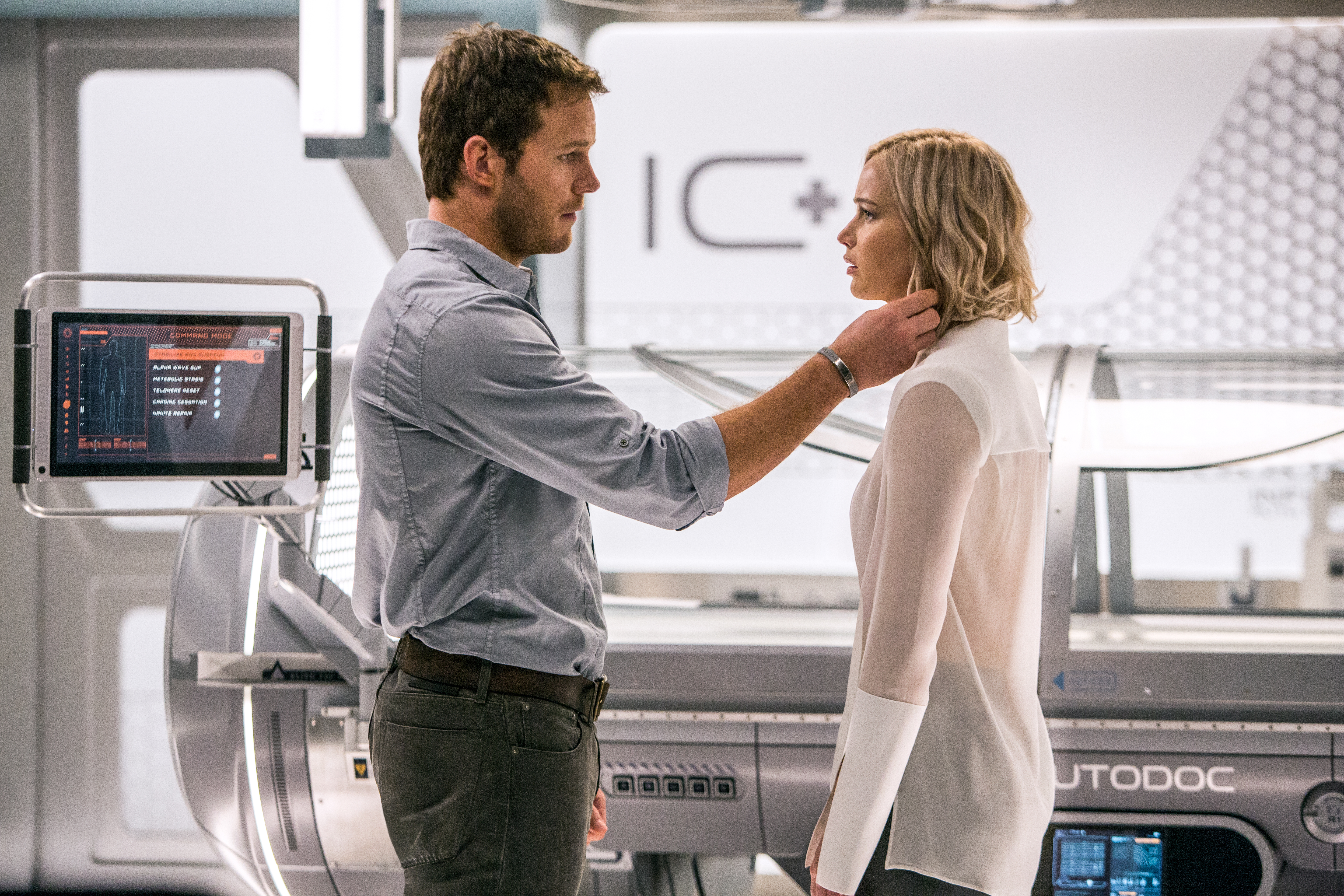 Passengers_ChrisPratt_JenniferLawrence_2.jpg