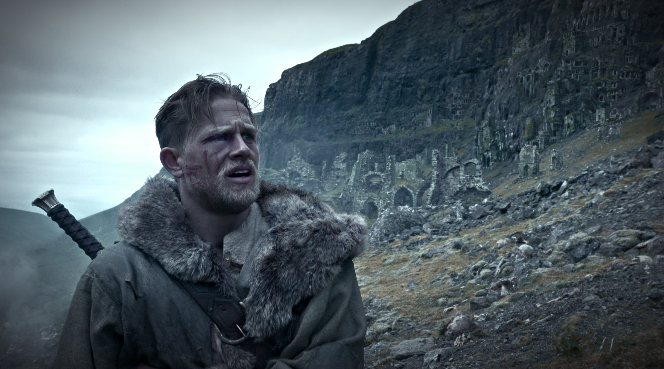 KingArthurLegendOfTheSword_CharlieHunnam_1.jpg