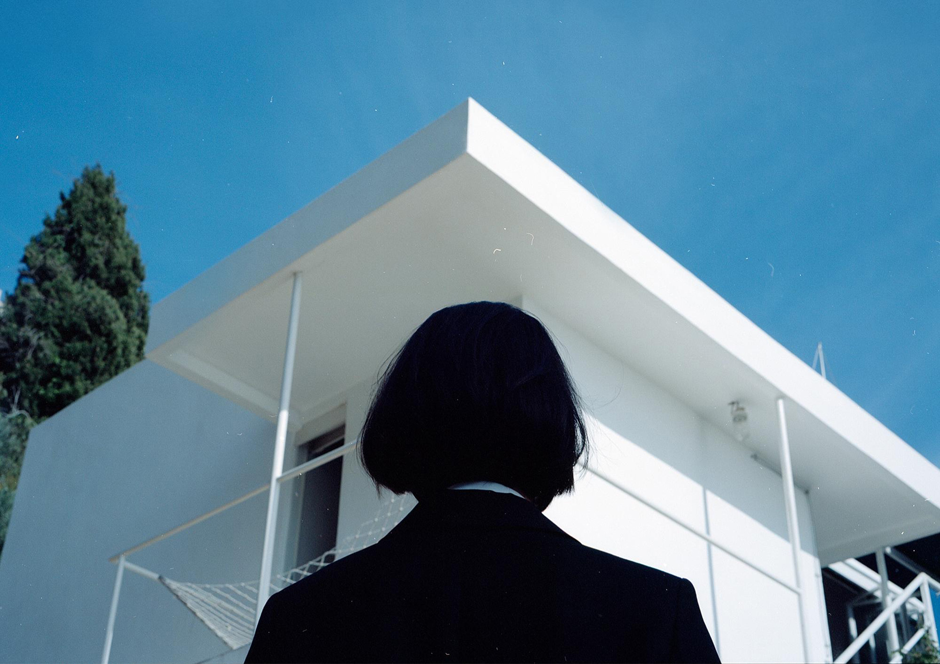 e-1027-eileen-gray-and-the-house-by-the-sea-02.jpg