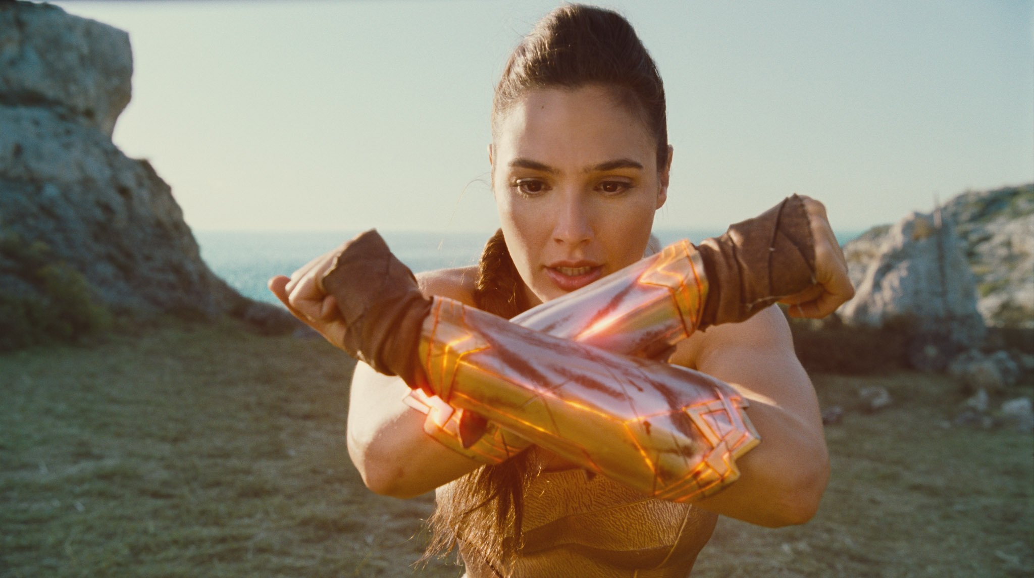 0WonderWoman_GalGadot_3.jpg