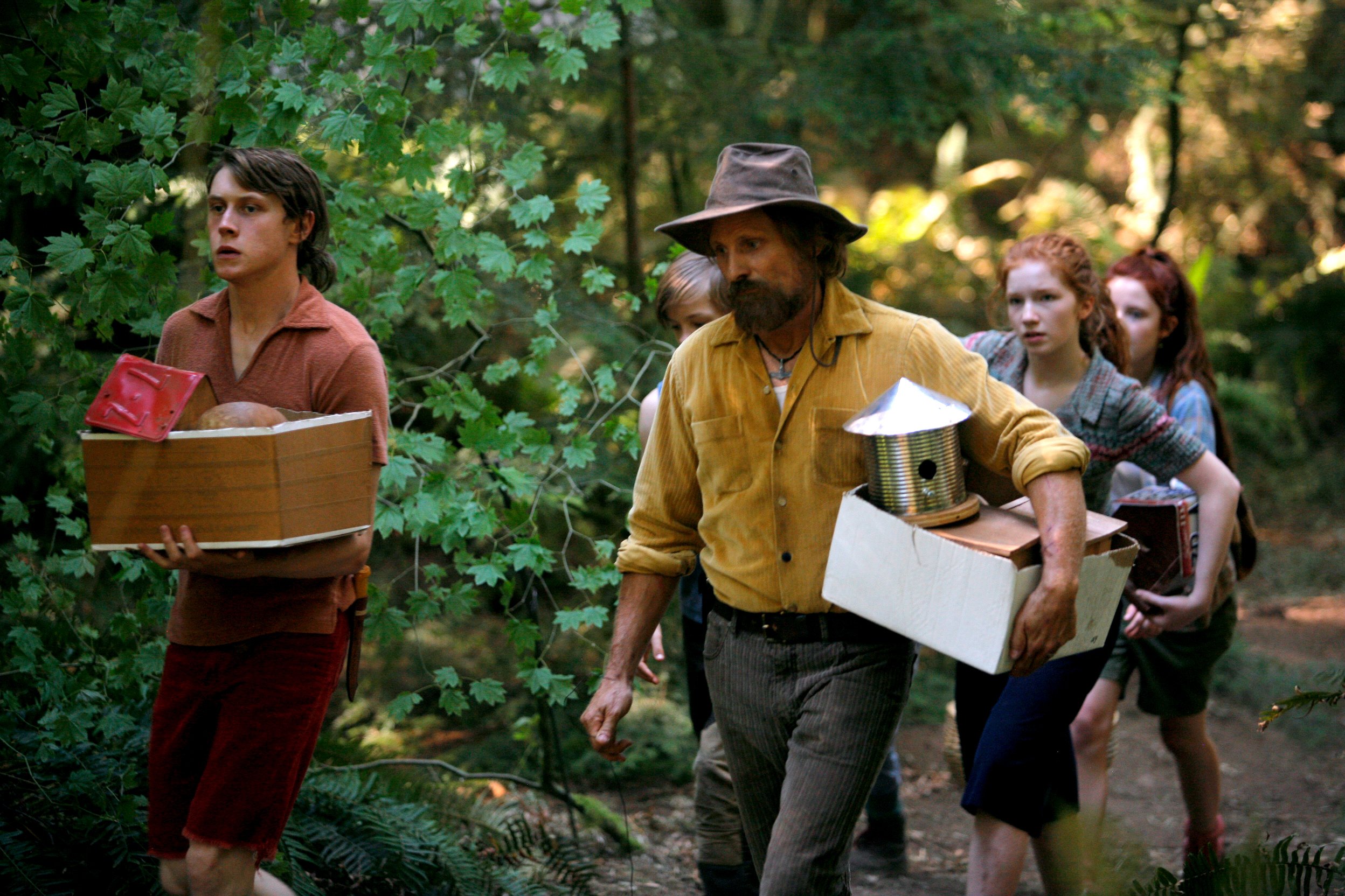 CaptainFantastic_ViggoMortensen_GeorgeMacKay_AnnaliseBasso_SamanthaIsler_NicholasHamilton_7.jpg