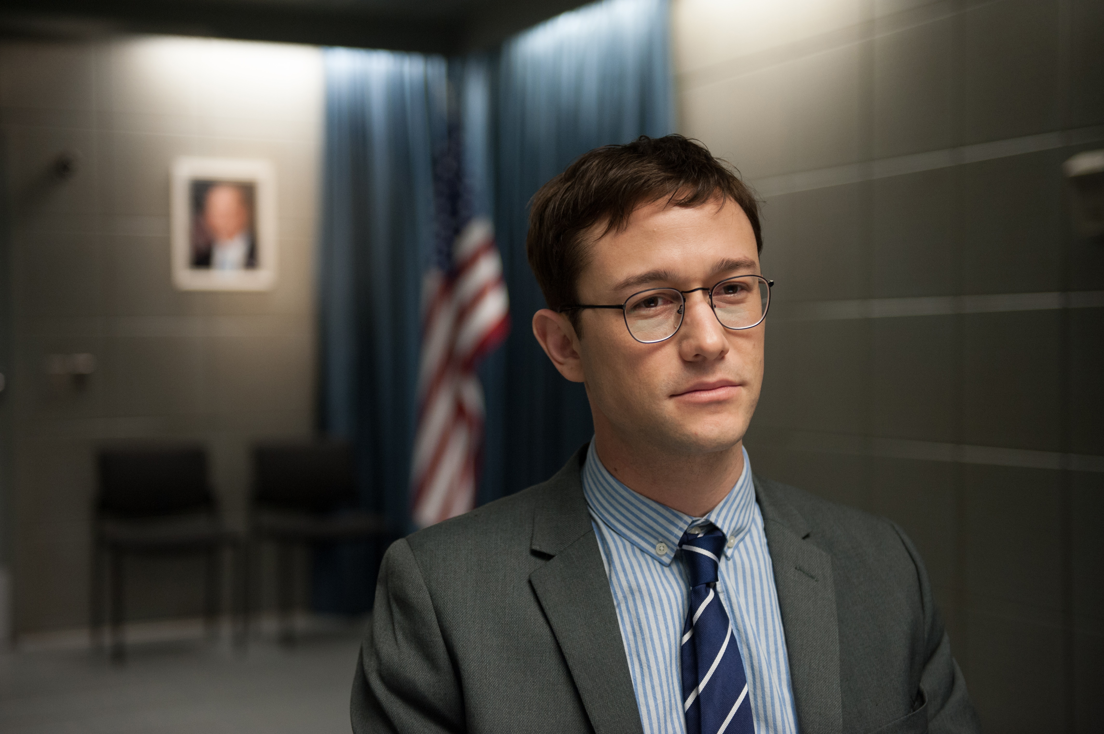 Snowden_JosephGordonLevitt_2.jpg