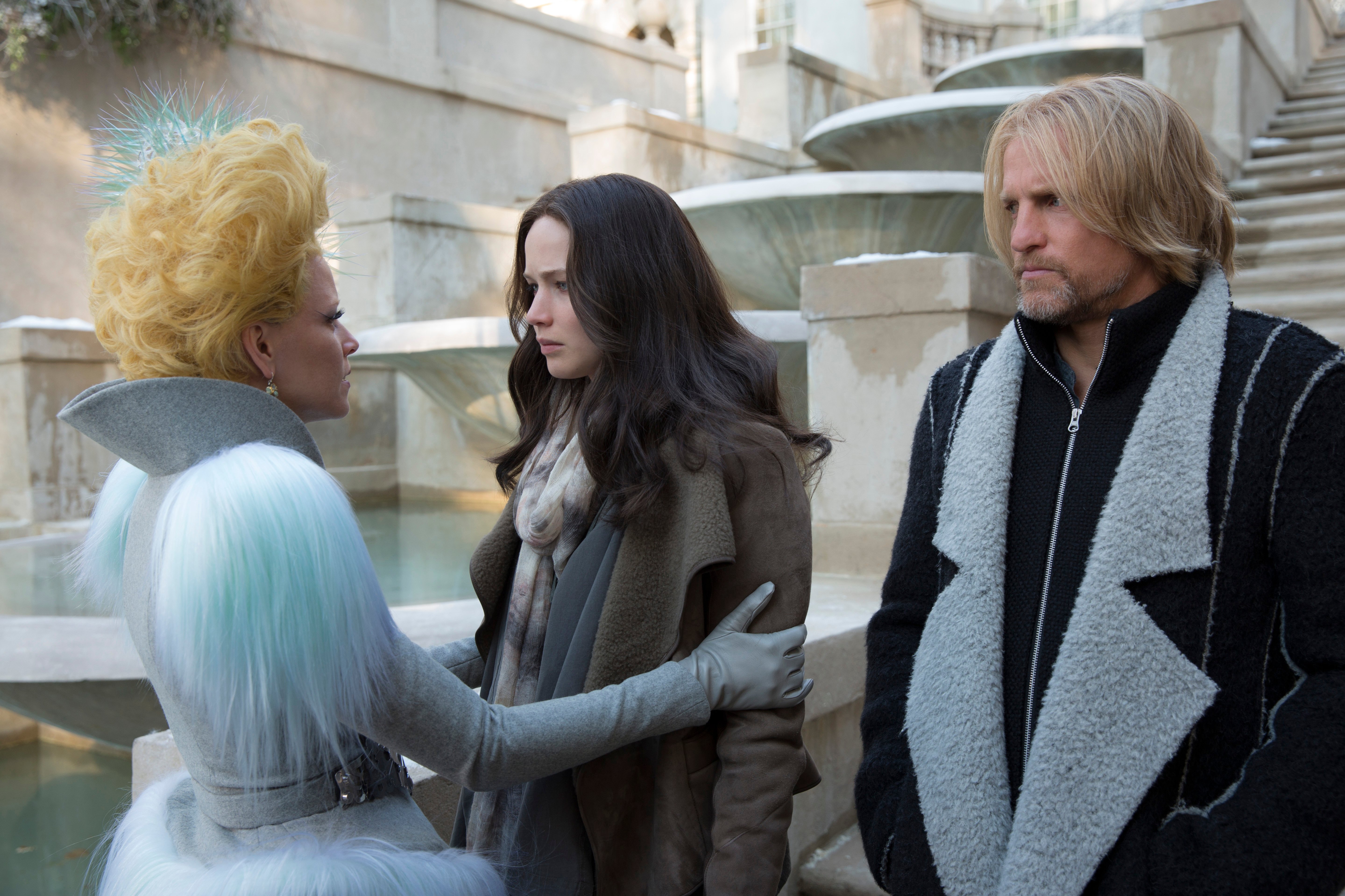 TheHungerGamesMockingjayPart2_ElizabethBanks_JenniferLawrence_WoodyHarrelson_4.jpg