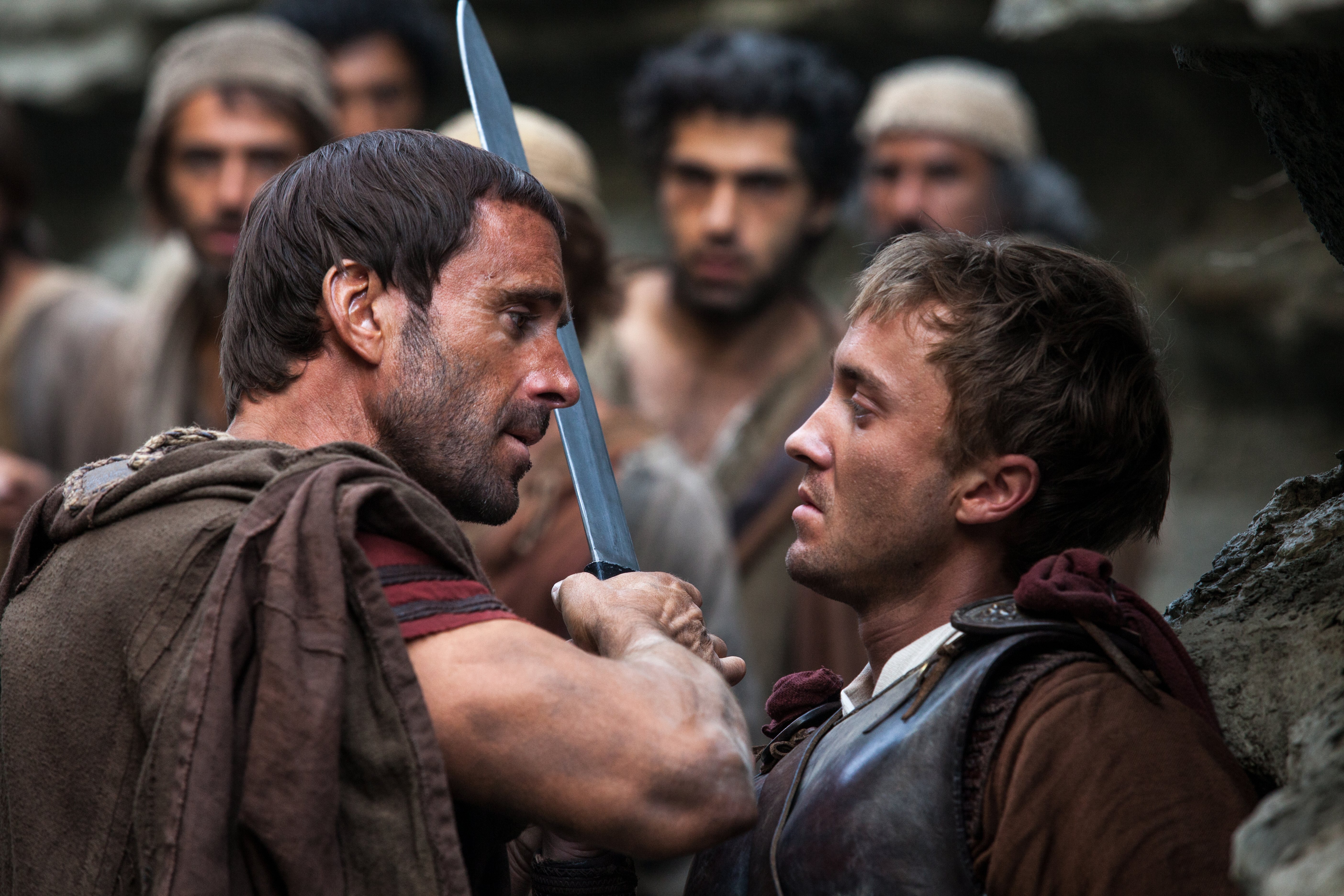 Risen_JosephFiennes_TomFelton_2.jpg