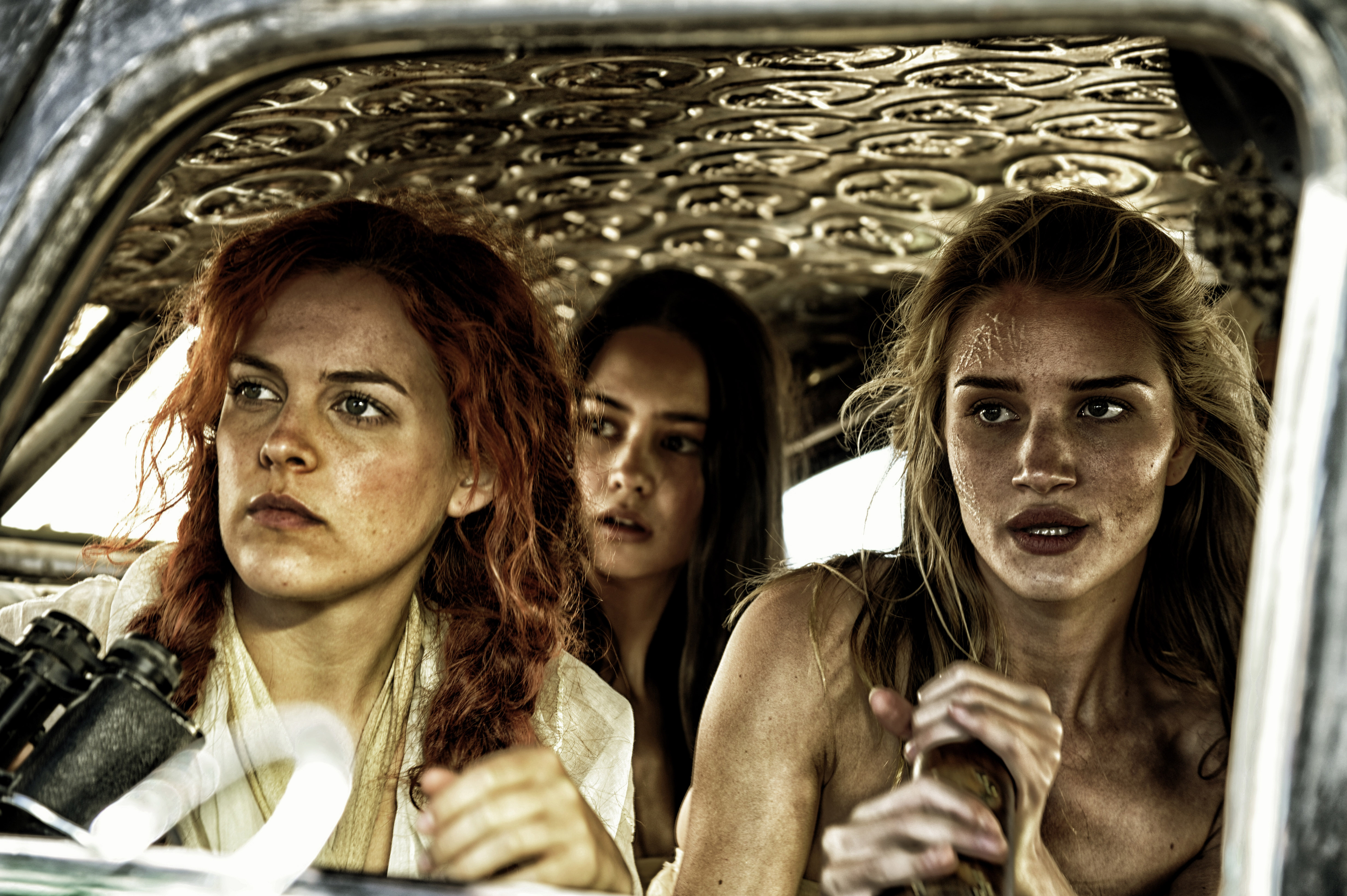 MadMaxFuryRoad_RileyKeough_RosieHuntingtonWhiteley_CourtneyEaton_6.jpg