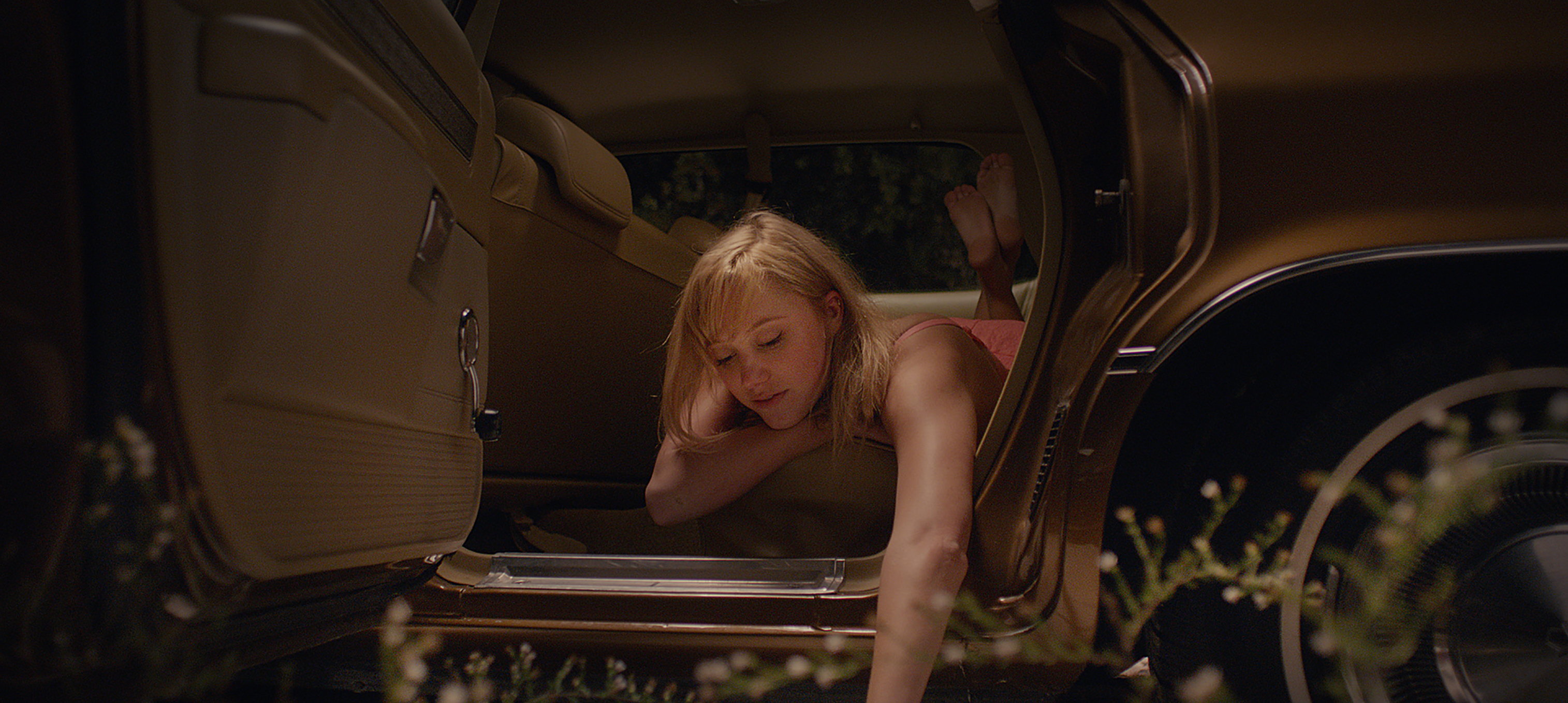 ItFollows_MaikaMonroe_3.jpg