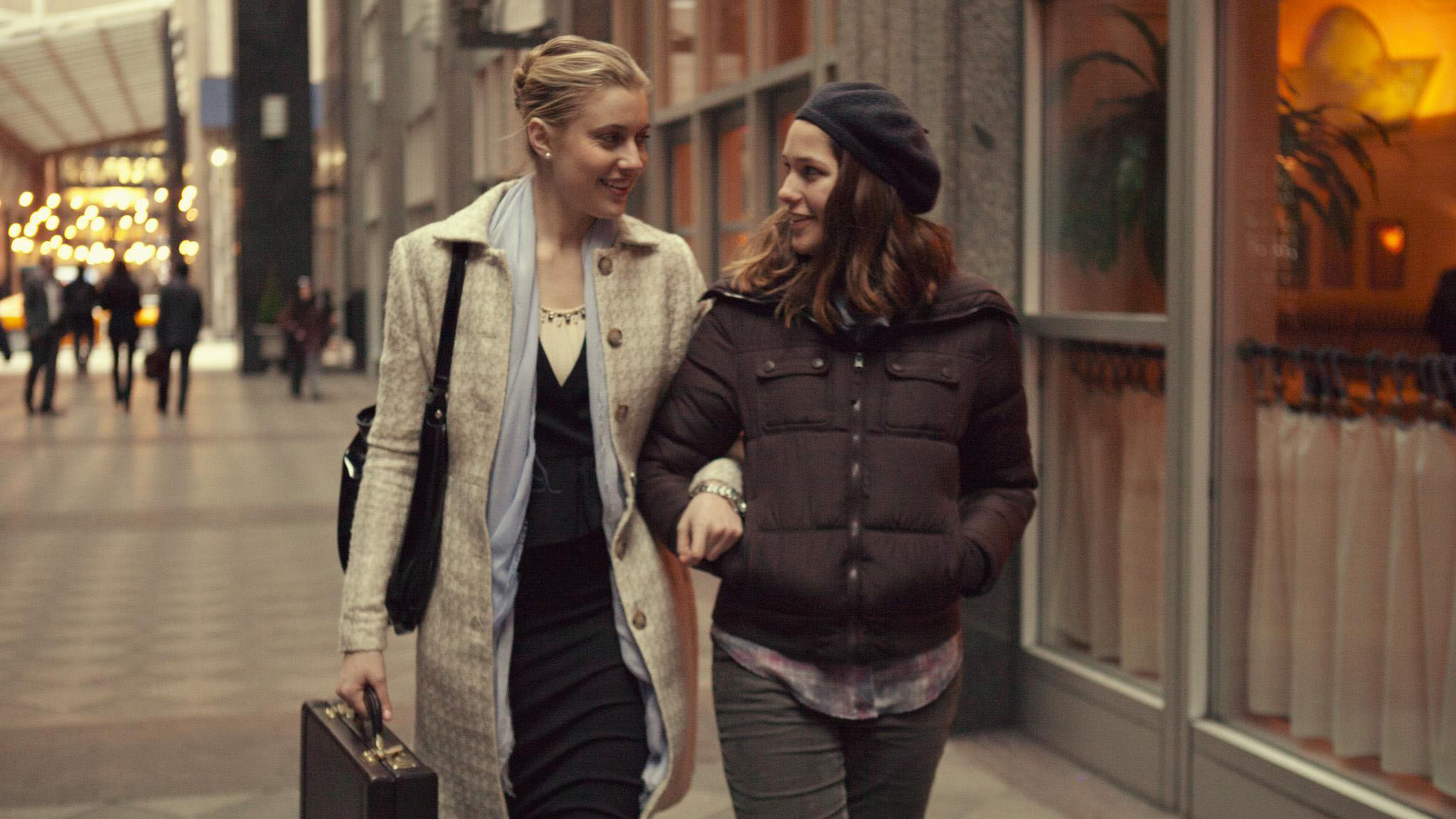 MistressAmerica_GretaGerwig_LolaKirke_1.jpg