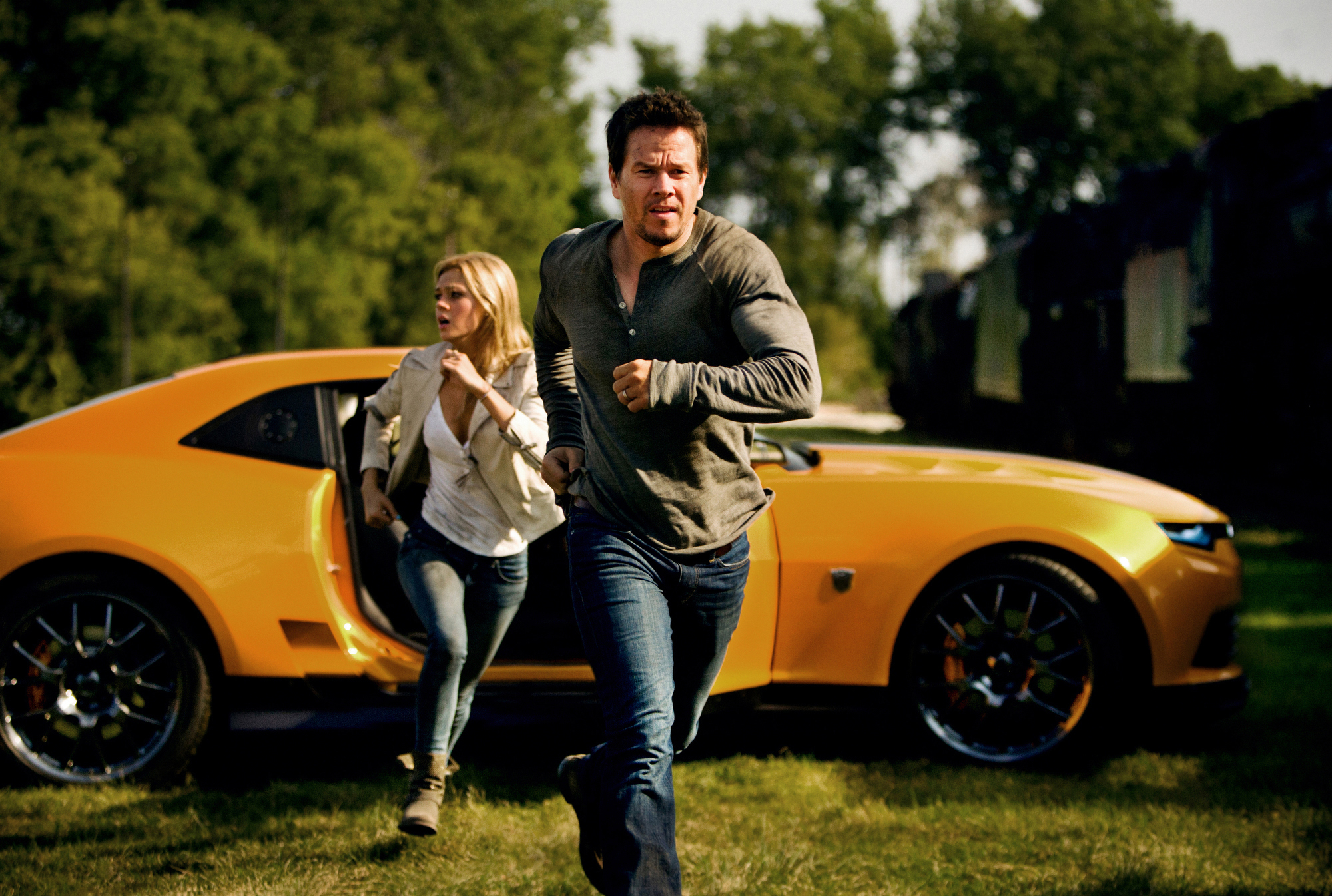 Transformers4_Nicola_Peltz_Mark_Wahlberg_1.jpg